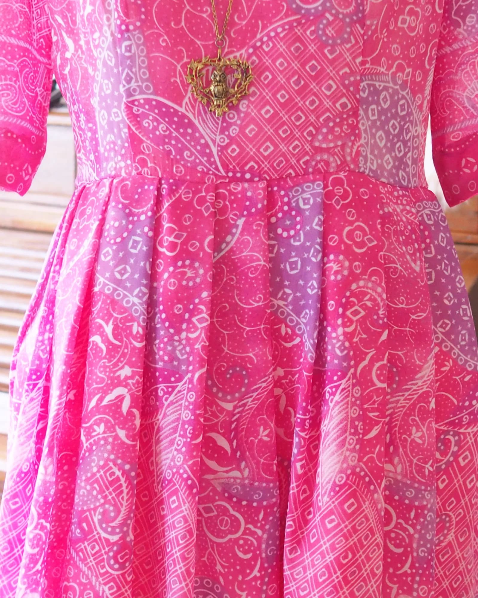 เดรสวินเทจ สีชมพู/ม่วง สดใส ลายพื้นเมือง