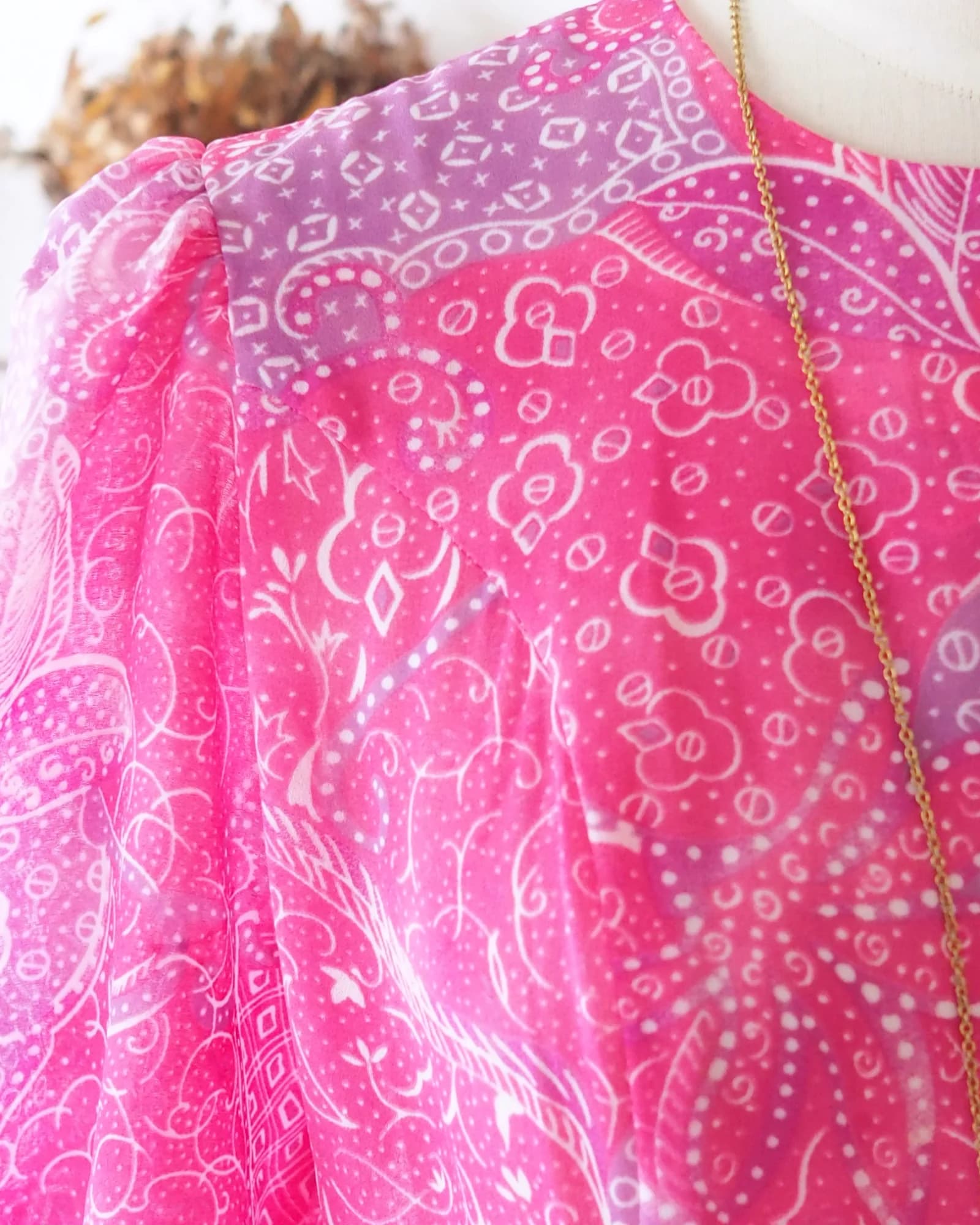 เดรสวินเทจ สีชมพู/ม่วง สดใส ลายพื้นเมือง