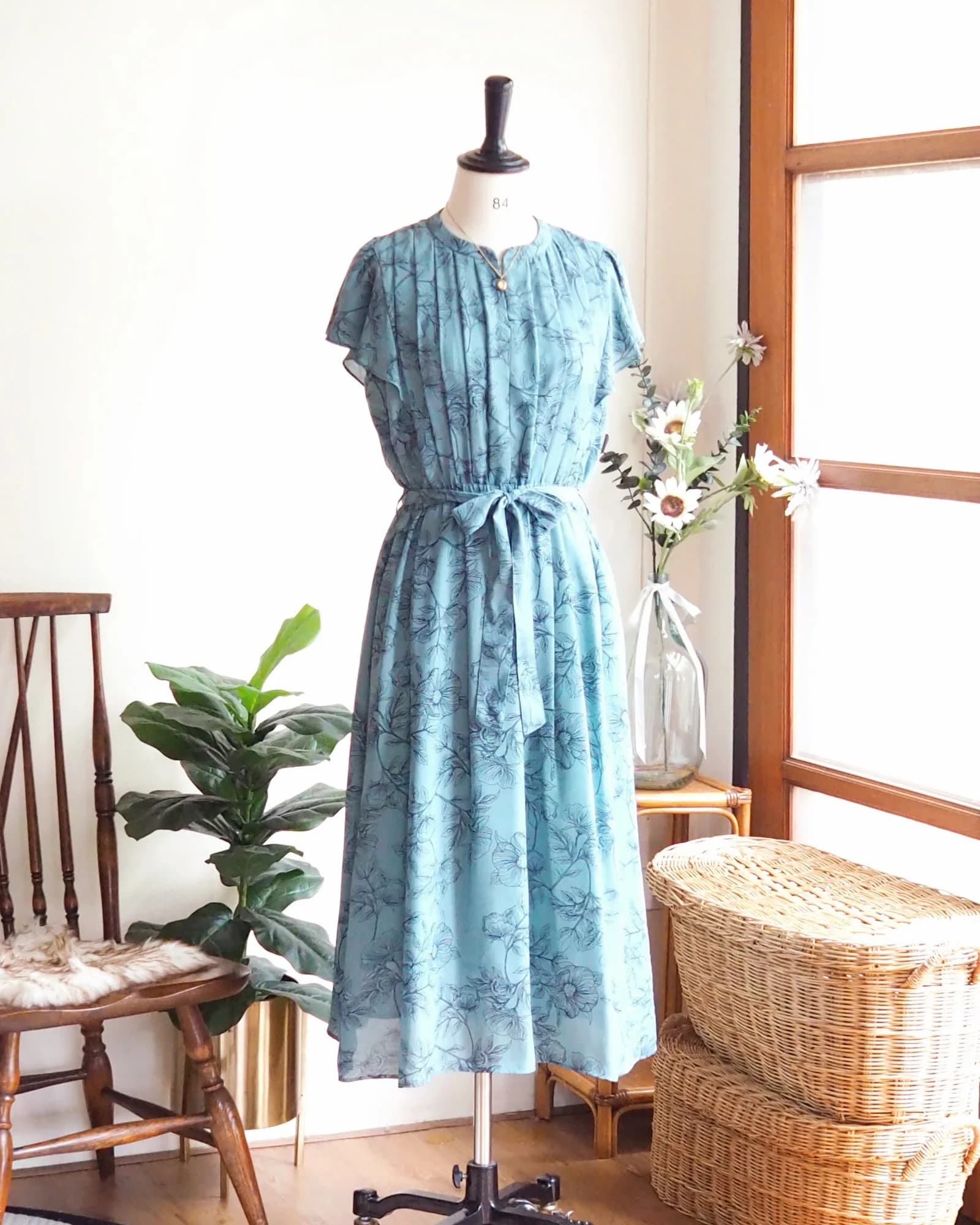 เดรสวินเทจ สีฟ้า teal ลายเส้นดอกไม้ แขนระบาย