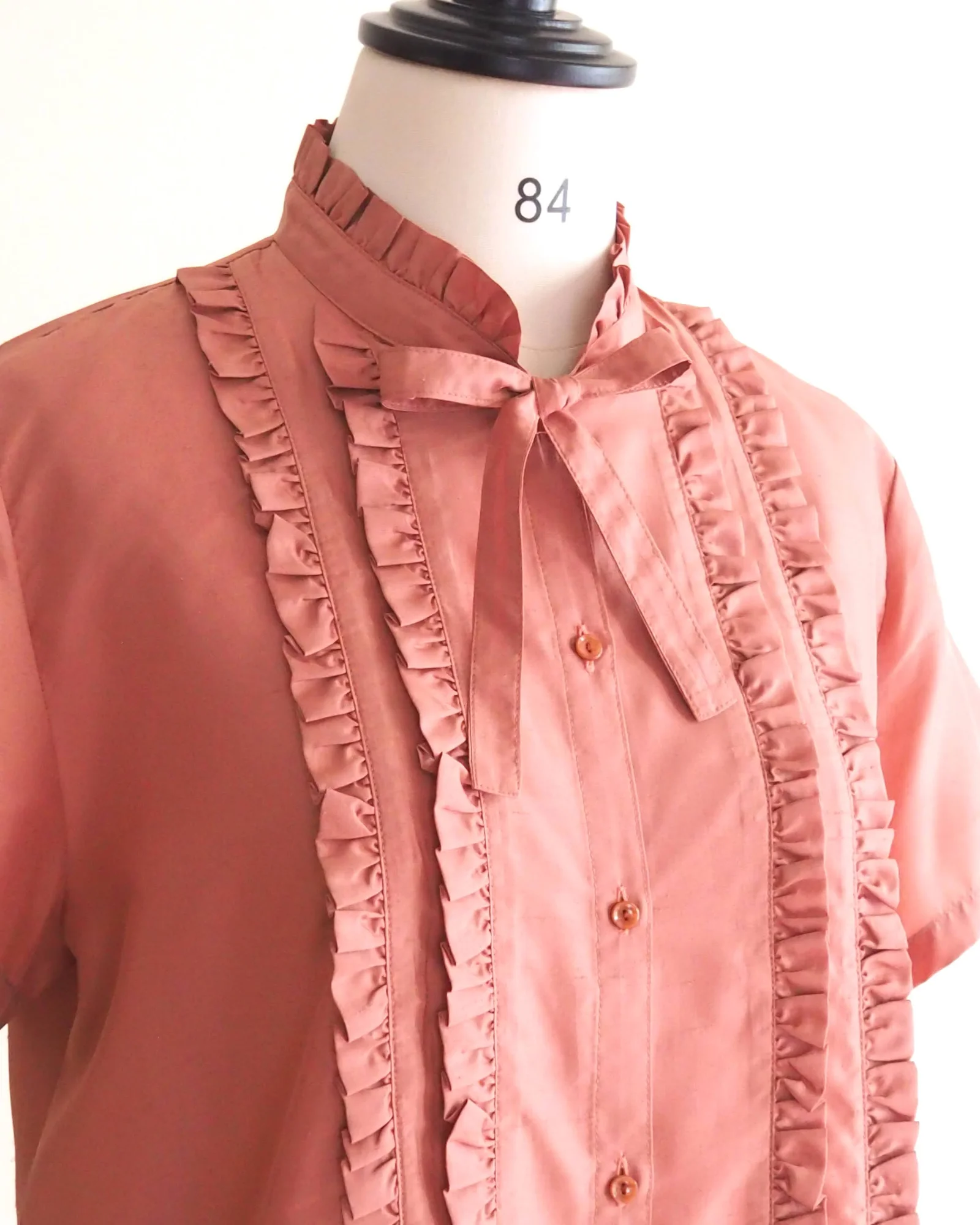 เสื้อวินเทจ สีแดงอมชมพู นวลละมุน ดีเทลระบาย สวยหวาน