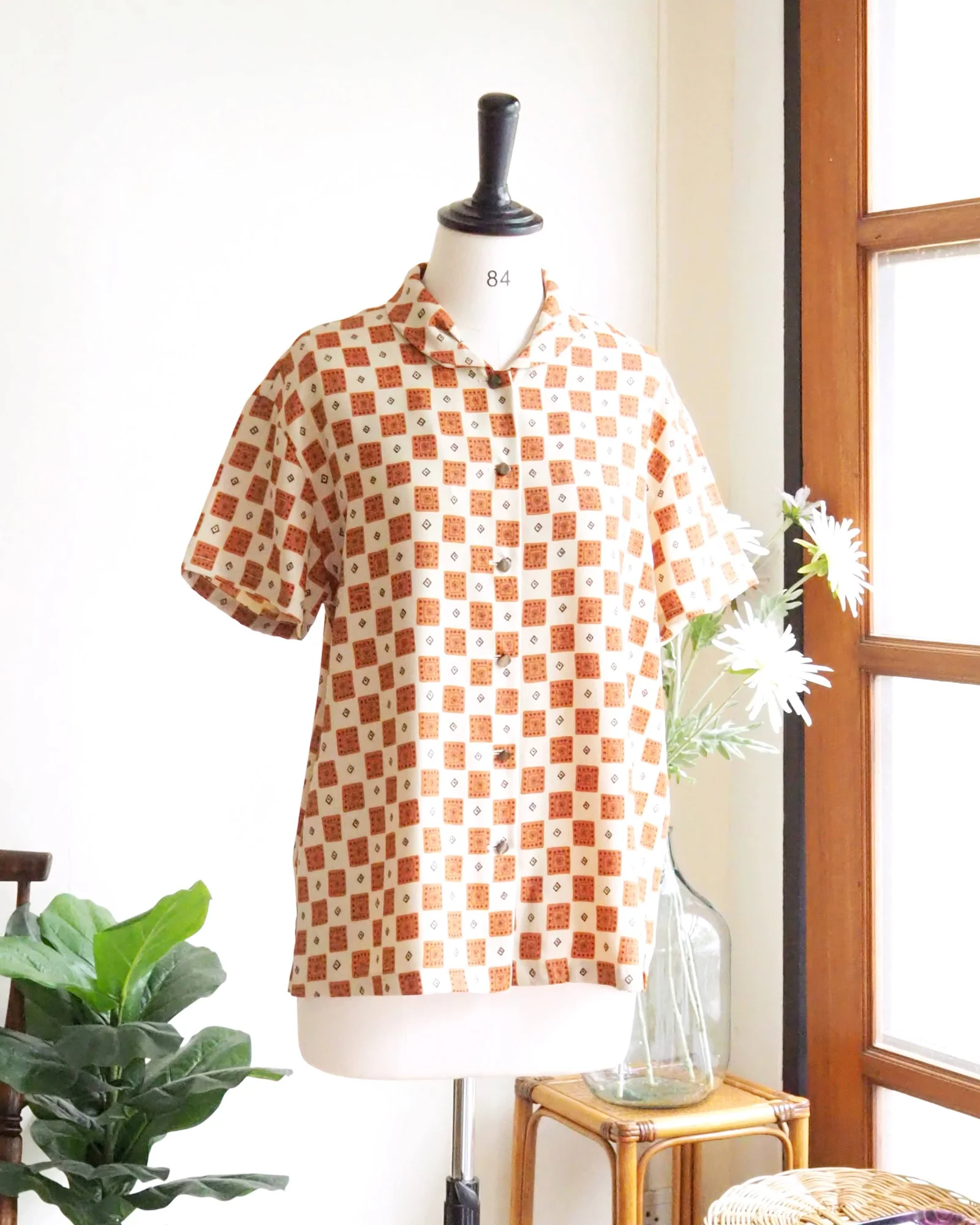 เสื้อวินเทจ สีส้ม/กากี ลายตาราง ลายกราฟฟิค น่ารัก
