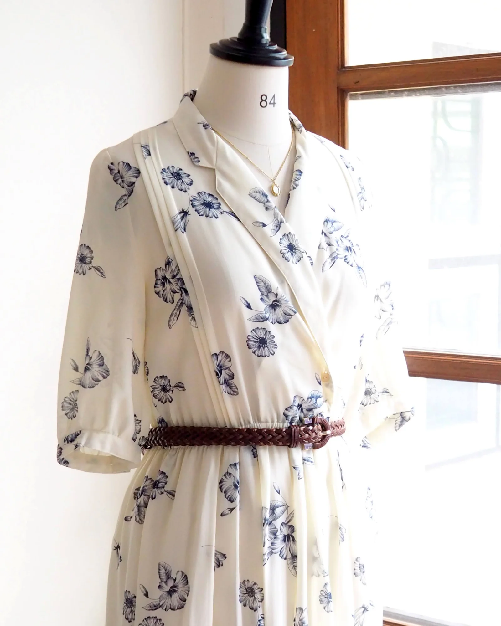 เดรสวินเทจ สีครีมอ่อน/กรมท่า ลายดอกสไตล์ Blue & White