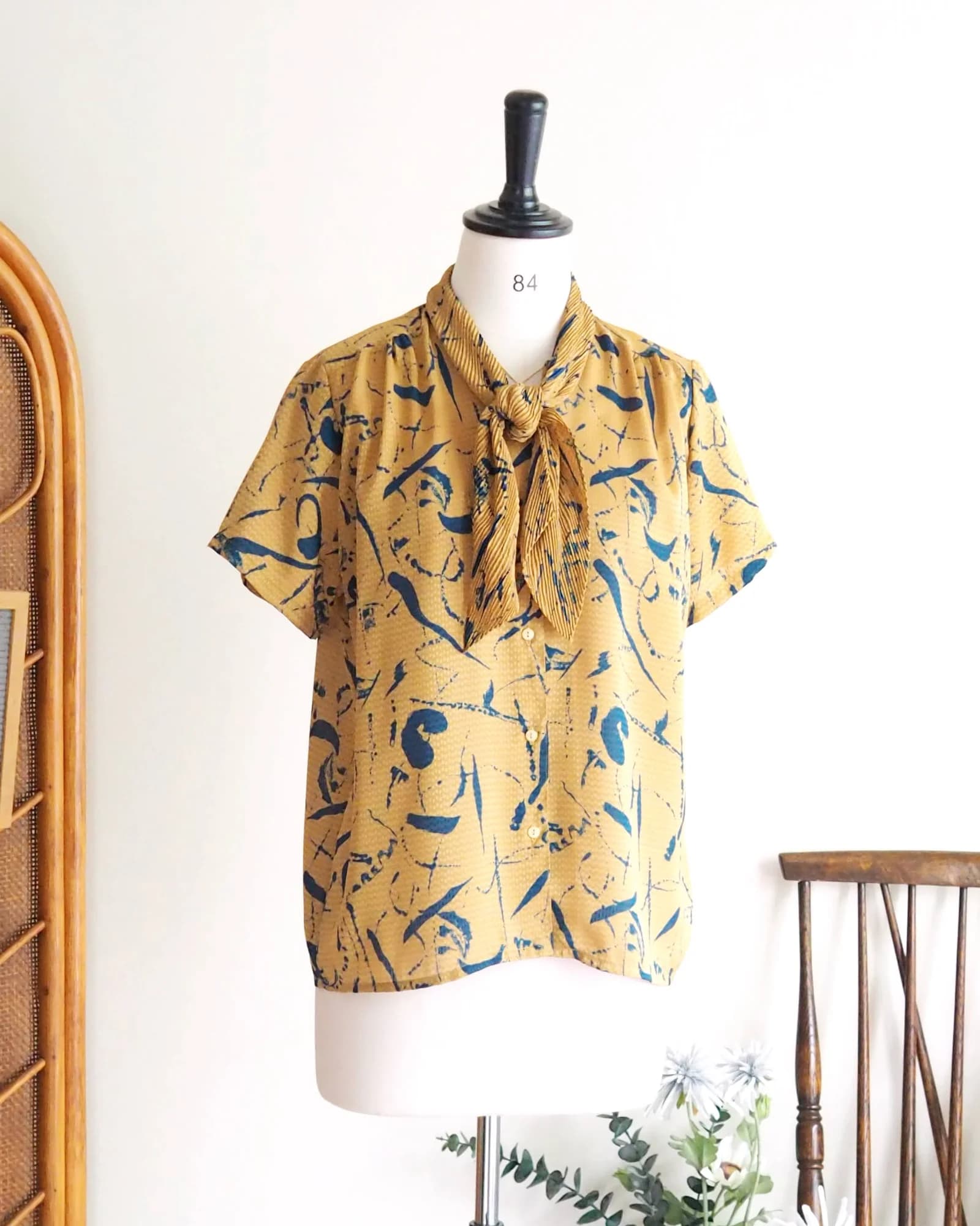 เสื้อวินเทจ สีเหลืองมัสตาร์ด คอโบว์ผ้าอัดพลีท ดีไซส์เหมือนผ้าพันคอ