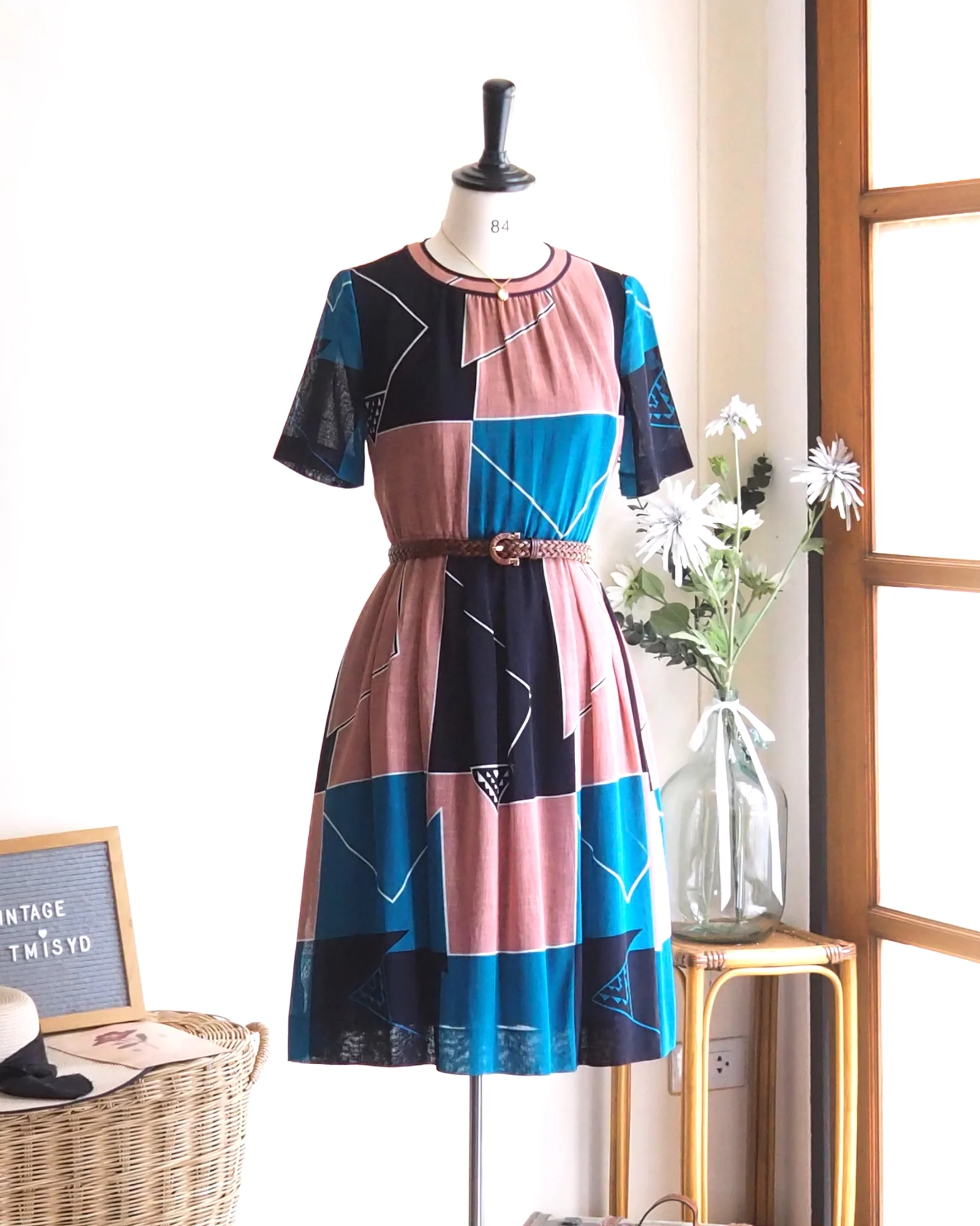 เดรสวินเทจ Abstract Geometric Color-Block โทนฟ้า/กรม/ชมพู