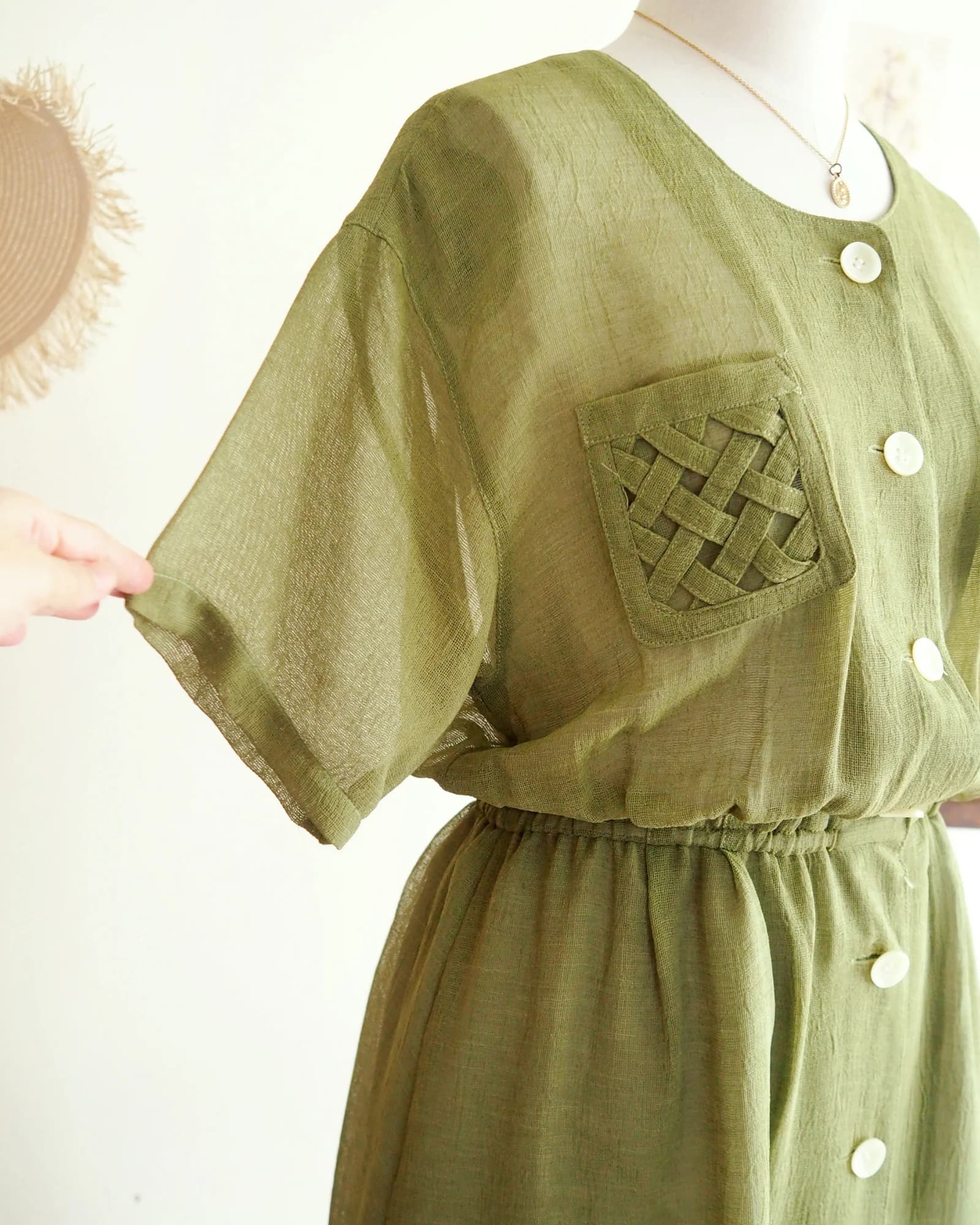 เดรสวินเทจ oversize สีเขียวตอง กระเป๋าสานน่ารัก