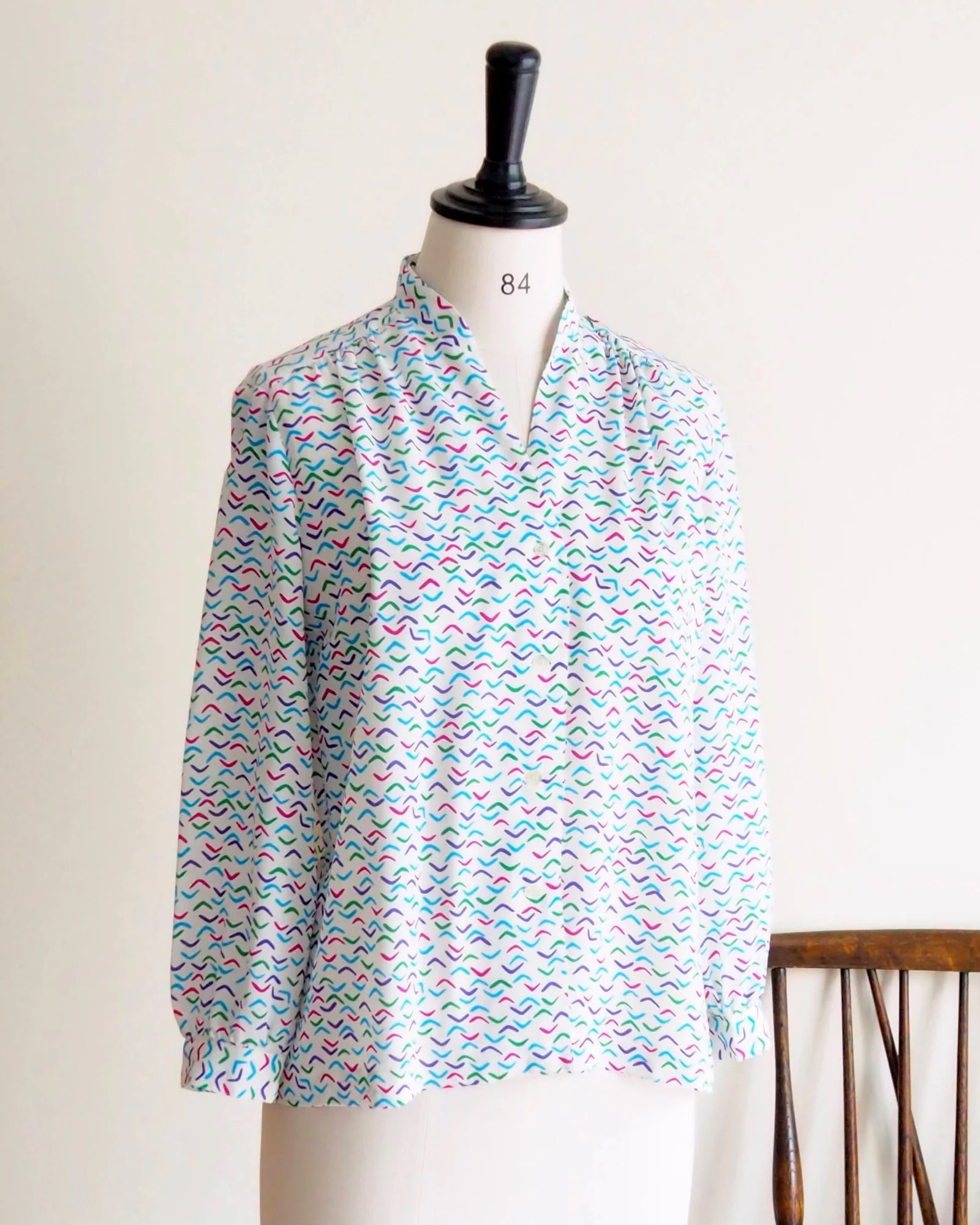 เสื้อวินเทจ ลายกราฟฟิคบูมเมอร์แรง โทนสีฟ้า