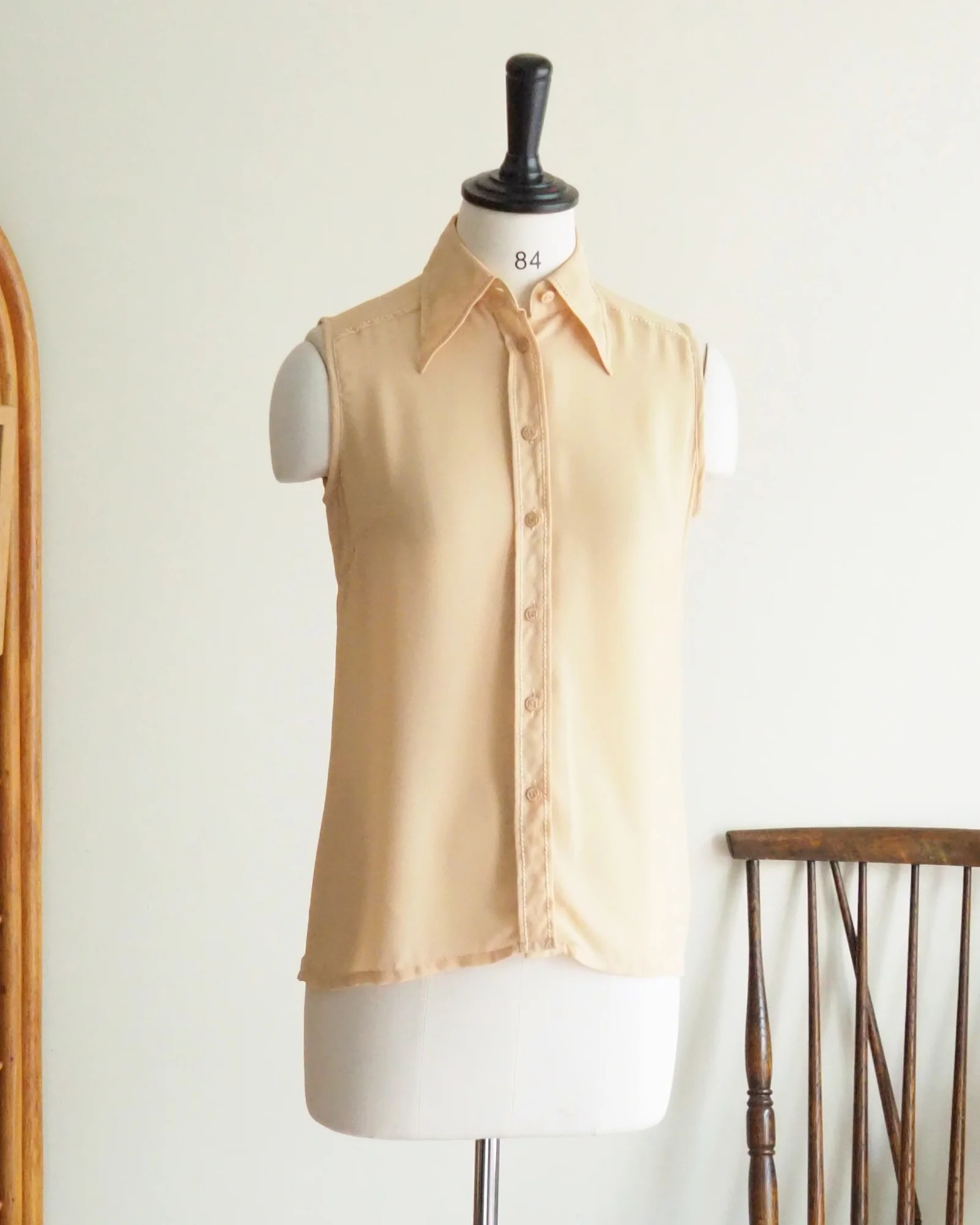 เสื้อวินเทจ สีเหลืองนวลๆ มีดีเทลเย็บไหมเส้นใหญ
