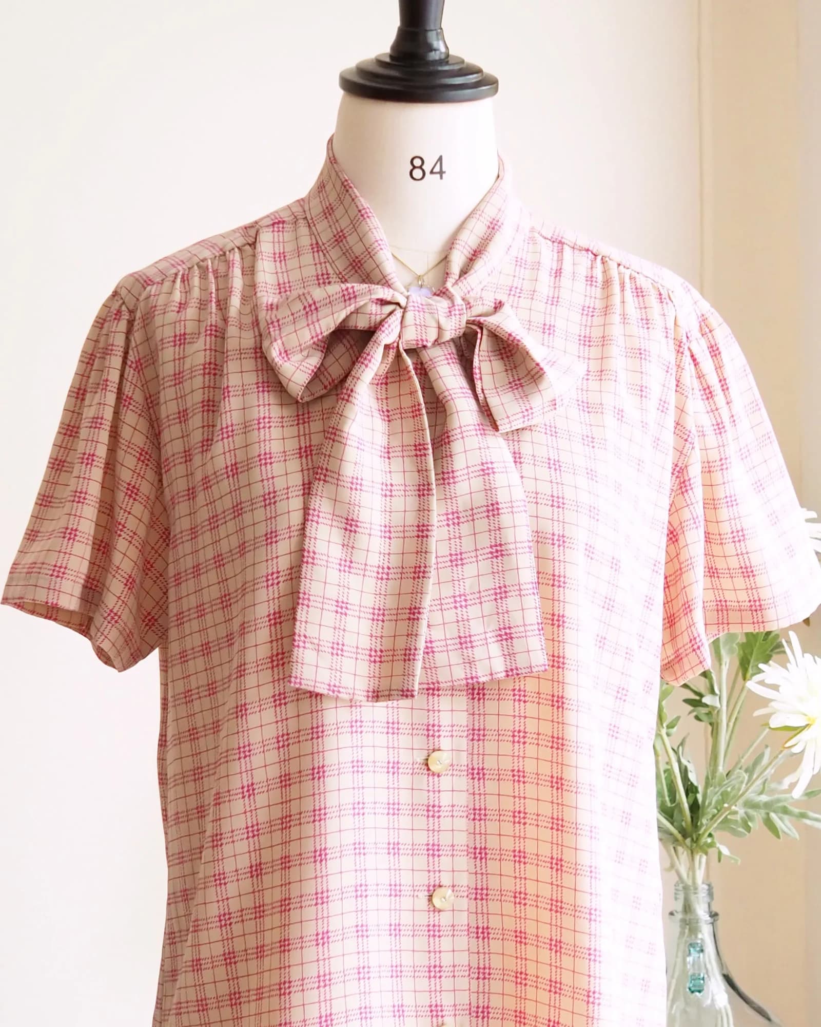 เสื้อวินเทจ สีครีมเนื้อ ลายตารางชมพู เก๋ๆ