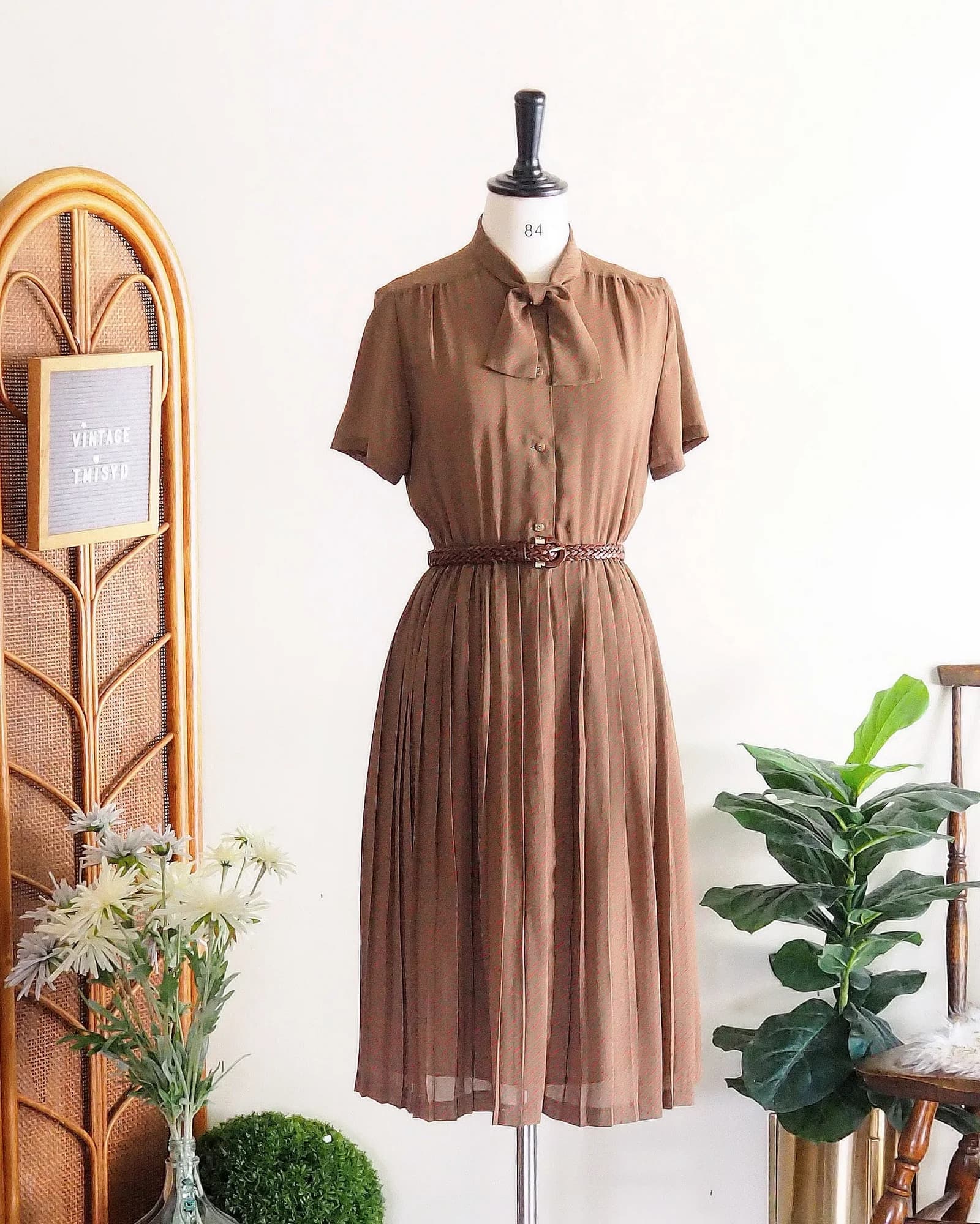 Vintage dress in dark taupe with diagonal red graphic lines