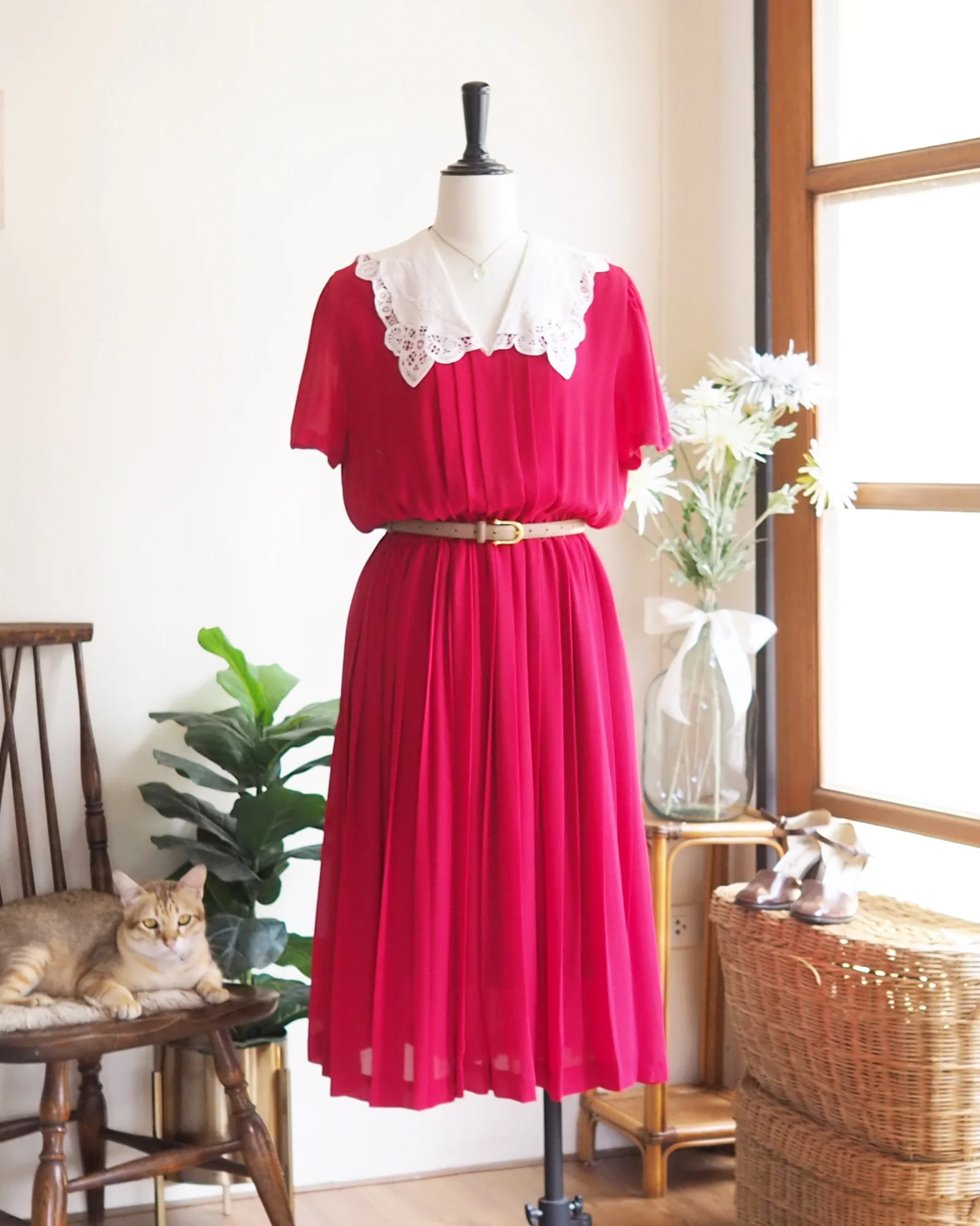 เดรสวินเทจ สีแดงไวน์สดใส ปกขาวผ้าทอปัก Hedebo