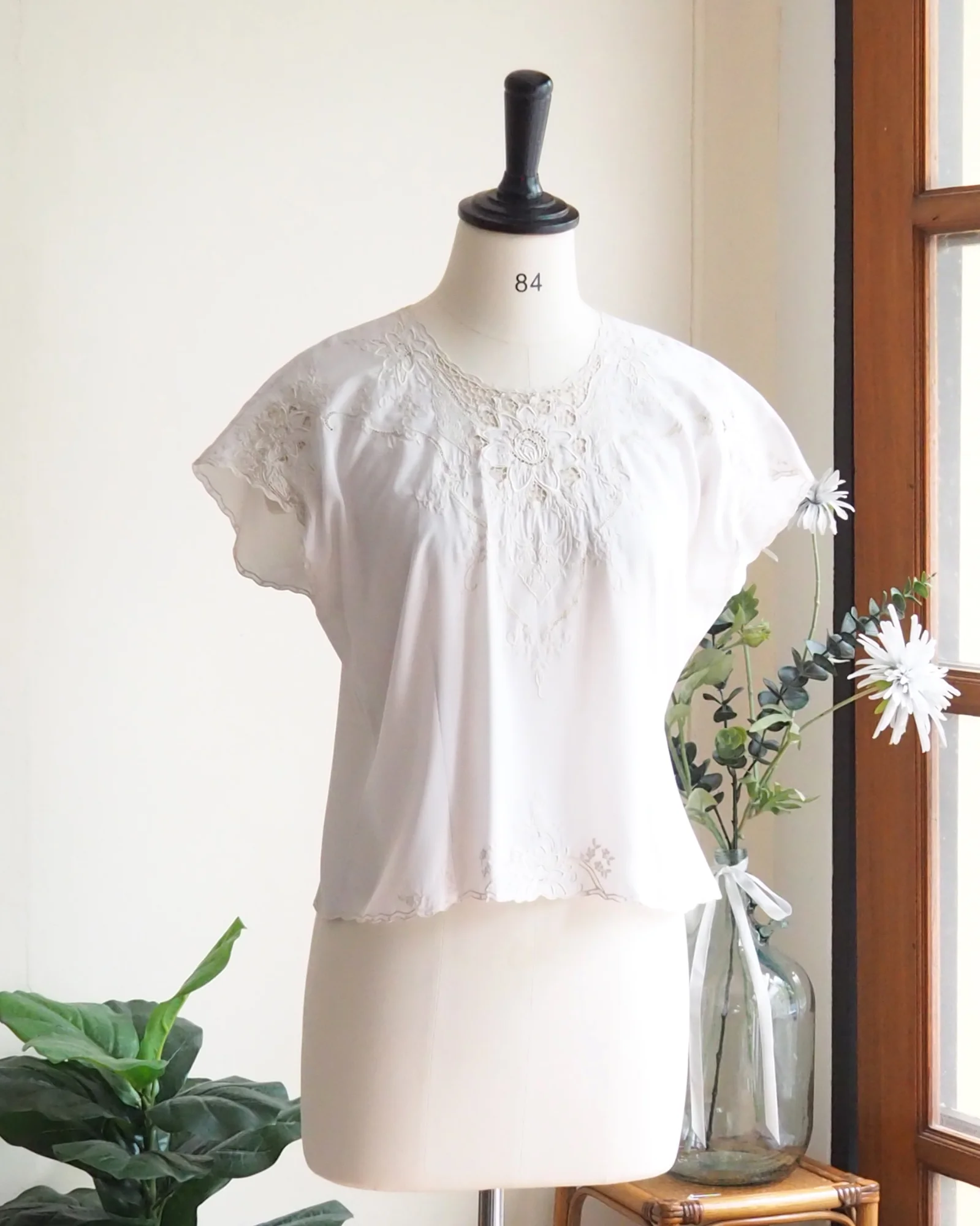 เสื้อวินเทจ สีเทาอ่อน งานวินเทจปักมือ Hedebo Embroidery