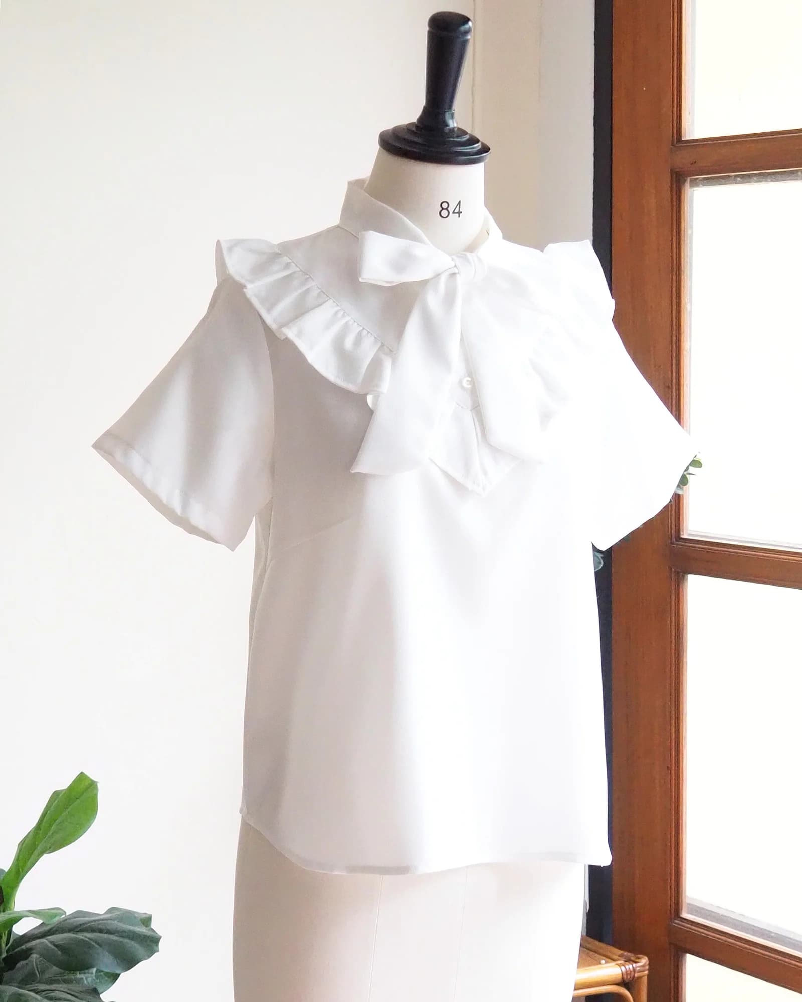 เสื้อวินเทจ สีขาวออฟไวท์ คอโบว์ แต่งระบายทั้งหน้า-หลัง